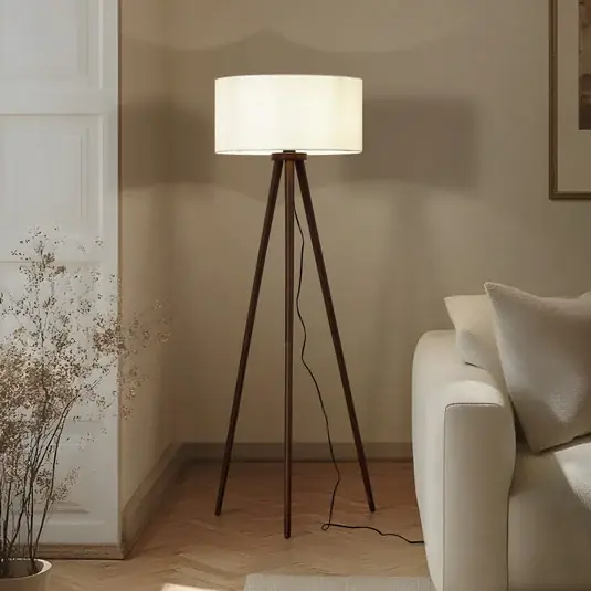 Gyors szállítás Lindby Charlia álló világítás, fehér, diófa, magasság 150 cm