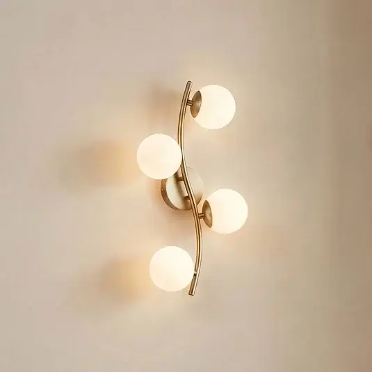 Biztonságos vásárlás Lindby Josiana fali világítás, opál/sárgaréz, 48 cm, gömb, üveg