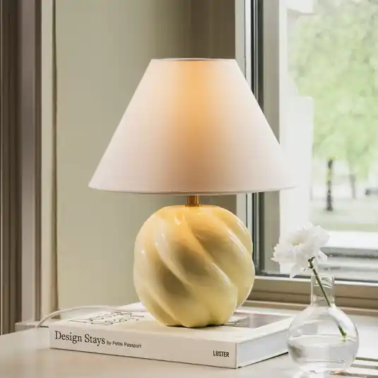 Különleges ajánlat Globen Lighting asztali világítás DAHLIA, bézs/sárga Magasság 31 cm
