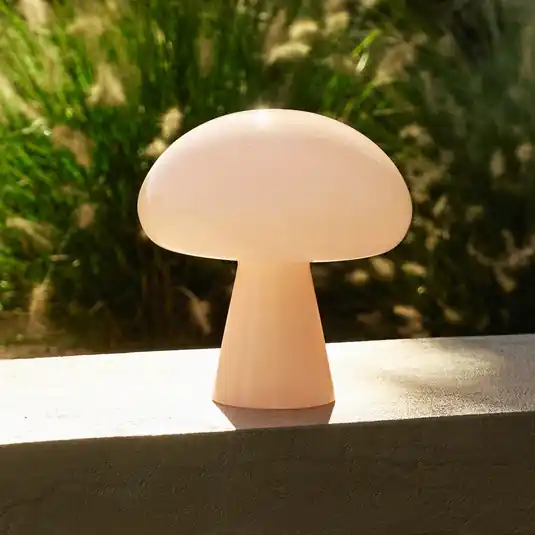 Gubi LED tölthető asztali világítás Obello, púderrózsaszín, IP44, üveg Csak ma