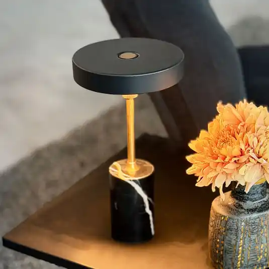 Dyberg Larsen LED tölthető asztali világítás Starlight, fekete/sárgaréz Kiárusítás