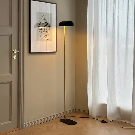 Dyberg Larsen Arch álló világítás, fekete/sárgaréz, 143 cm Árcsökkenés