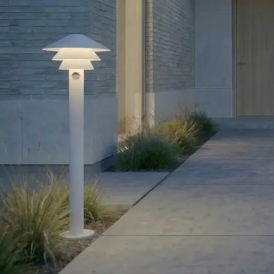 Lucande Montaro LED ösvény világítás, 110 cm, fehér, érzékelővel Szezonális akció