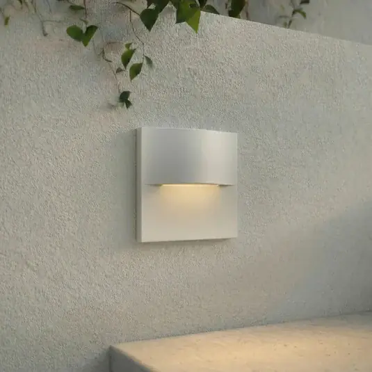 Lindby LED süllyesztett fali lámpa Alune, fehér, ívelt, 8x8 cm, IP65 Prémium