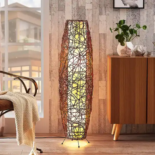 Szezonális akció Lindby állólámpa Nias, magasság 111 cm, rattan, textil