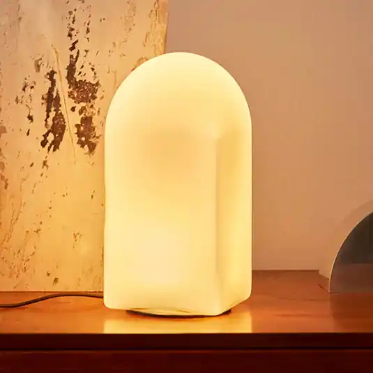 Akciós ár HAY Parade LED-es asztali lámpa kagyló fehér magasság 24 cm