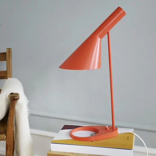 Kihagyhatatlan ajánlat Louis Poulsen AJ designer asztali lámpa narancssárga