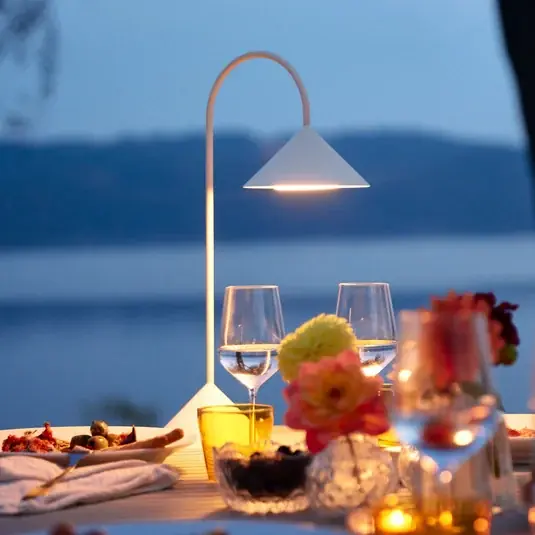 FRANDSEN LED tölthető asztali világítás Grasp, fehér, magasság 47 cm, fém Alacsony ár