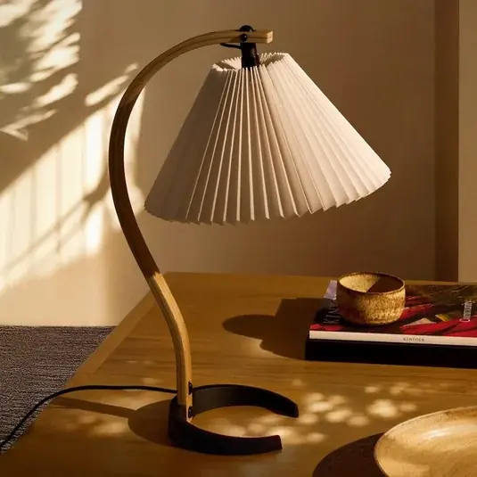 Árcsökkenés Gubi Timberline asztali világítás, fa/fehér, vászon, H 50 cm